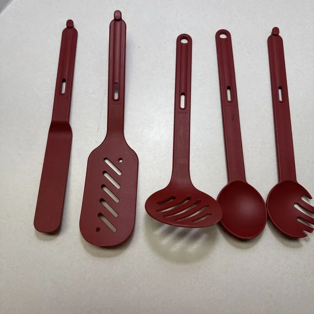 Tupperware paprika red